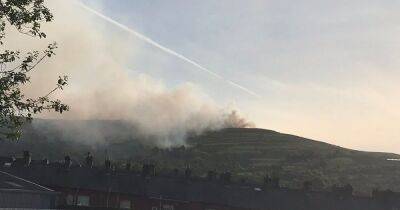Firefighters battle wildfire on moorland just a few miles north of Bolton - manchestereveningnews.co.uk