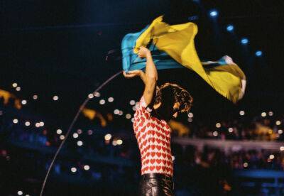 Harry Styles Shows His Support Of Ukraine By Waving Country’s Flag During NYC Show - etcanada.com - New York - USA - Ukraine - Russia