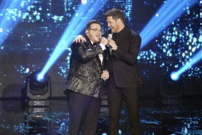 Michael Buble - Michael Bublé Joins Christian Guardino For Uplifting ‘Smile’ Performance In ‘American Idol’ Finale - etcanada.com - USA
