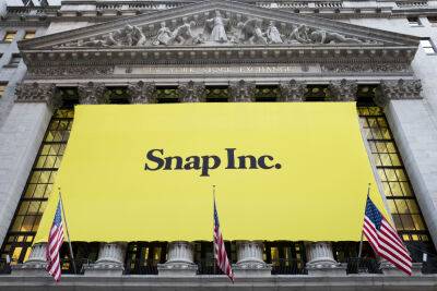 Snap Shares Plunge 30% In Late Trade As It Cuts Q2 Outlook On “Faster Than Anticipated” Decline In Economic Climate - deadline.com - Santa Monica