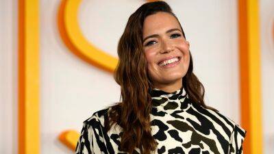 Mandy Moore - Natalie Portman - Silver Landings - Rebecca Pearson - This Is Us - Mandy Moore’s Net Worth Makes Her the Wealthiest Star on ‘This Is Us’—Here’s Her Salary - stylecaster.com - New York - USA - Florida - state New Hampshire - city Orlando, state Florida