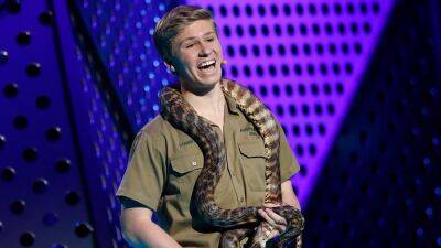 Steve Irwin - Robert Irwin - Watch Robert Irwin Wrangle a Snake From the Road Bare-Handed - etonline.com - Australia