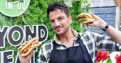 Peter Andre - Coleen Rooney - Rebekah Vardy - Peter Andre grills a sausage days after 'chipolata-gate' in cheeky new advert - ok.co.uk - Britain - Beyond