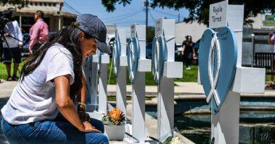 Meghan Markle - princess Diana - James Corden - Royal Family - Meghan Markle makes surprise visit to Texas to pay respects to shooting victims and lay roses - ok.co.uk - Los Angeles - Texas - county Uvalde