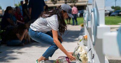 prince Harry - Meghan Markle - duchess Kate - Meghan Markle Lays Flowers at Memorial for Texas School Shooting Victims - usmagazine.com - Texas - California - county Uvalde
