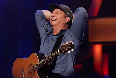 Garth Brooks - Garth Brooks Gifts Fan Signed Guitar After She Tries To Return 30-Year-Old Pick - etcanada.com - state Massachusets - state Maine - county Love