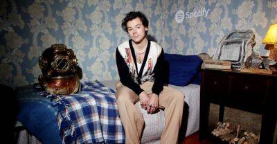 Harry Styles - Taylor Swift - Harry Styles dethrones Taylor Swift with record-breaking vinyl sales - thefader.com