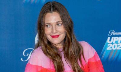 Drew Barrymore - celebrate queen Elizabeth - Drew Barrymore causes a stir as she shares cheeky moment with guest: 'There's something about you' - hellomagazine.com - New York - New York - county Bronx