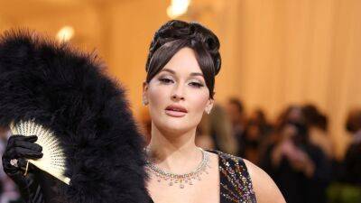 Kacey Musgraves Understood the Gilded Glamour Theme at the 2022 Met Gala - www.glamour.com - USA
