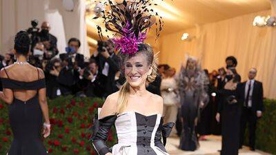 Andy Cohen - Christopher John Rogers - Sarah Jessica Parker - Met Gala - Sarah Jessica Parker Is the Queen of the 2022 Met Gala -- See Her Style - etonline.com - New York
