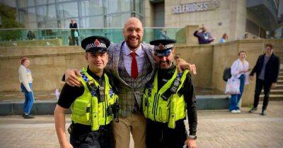 Tyson Fury - Tim Hortons - Boxing champ Tyson Fury stops for pictures with GMP officers on trip to Manchester - manchestereveningnews.co.uk - Britain - Manchester