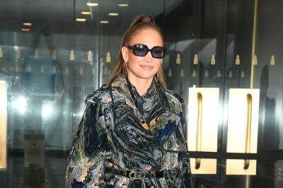 Jennifer Lopez - Jennifer Lopez Shows Off Her ‘BBQ-Chic’ Long Weekend Look At Home - etcanada.com - Los Angeles