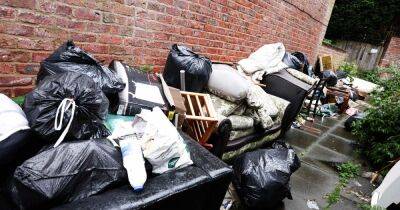 "It's like a slum": Residents blast disgusting fly-tipping in alleyway now "unsafe for their children" - www.manchestereveningnews.co.uk - county Hyde