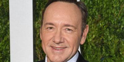 Kevin Spacey - Kevin Spacey to 'Voluntarily' Appear in U.K. Court Over Sexual Assault Charges - justjared.com - USA
