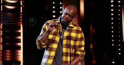 Dave Chappelle attacked on stage midway through comedy gig - www.ok.co.uk - Britain - Los Angeles