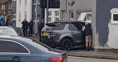 Three people rushed to hospital after Range Rover smashes into building - manchestereveningnews.co.uk - Manchester - county Lane