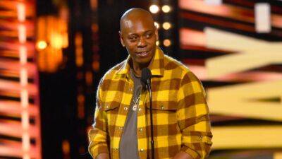 Dave Chappelle Was Tackled by an Armed Audience Member at His Show—Here’s How He Reacted to the Attack - stylecaster.com - New York - Los Angeles - Los Angeles