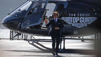 Watch Tom Cruise Land Helicopter at 'Top Gun: Maverick' Premiere - www.etonline.com - county San Diego