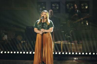 Kelly Clarkson Performs Powerful Cover Of Harry Styles’ ‘Falling’ - etcanada.com
