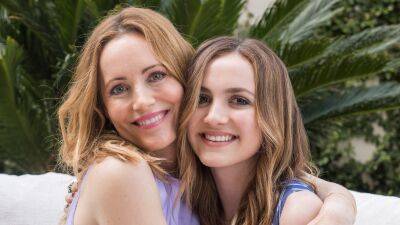 Maude Apatow - Leslie Mann - Leslie Mann and Maude Apatow Still Share Beauty Products - glamour.com - France
