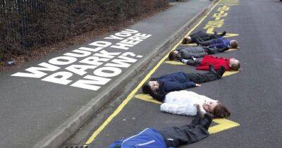 Debate erupts between school run parents after police post powerful image - www.manchestereveningnews.co.uk - city Sanderson