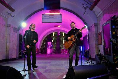 U2’s Bono And The Edge Perform Acoustic Set At Subway Station in Kyiv - deadline.com - Ireland - Ukraine