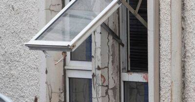 Chilling images show blood splattered window at scene of suspicious death in Johnstone - www.dailyrecord.co.uk - Scotland