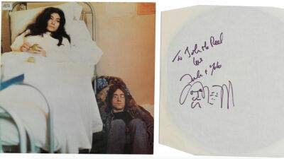Rod Stewart - John Lennon - Freddie Mercury - Yoko Ono - Jem Aswad-Senior - Autographed Beatles Albums, Letters From David Bowie and Freddie Mercury: John Peel’s Astonishing Archives Go Up for Auction - variety.com - Britain