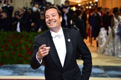 Jimmy Fallon - Jimmy Fallon Messily Chugs A Beer After Dipping His Hot Dog In It At Stanley Cup Playoffs - etcanada.com - New York - New York - county Garden - county Bay - county Stanley - city Tampa, county Bay