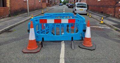 Residents asked to 'minimise' car movements after sinkhole opens up in road - www.manchestereveningnews.co.uk