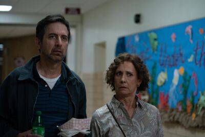 Tribeca Review: Ray Romano Directs, Writes And Stars With Laurie Metcalf In ‘Somewhere In Queens’ - deadline.com - USA - Italy - county Queens