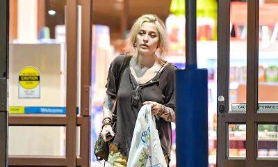 Paris Jackson wears a casual grunge outfit while out shopping - us.hola.com - New York - Los Angeles