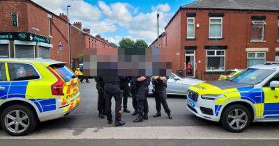 Armed police descend on street 'disturbance' - www.manchestereveningnews.co.uk - Manchester - county Oldham