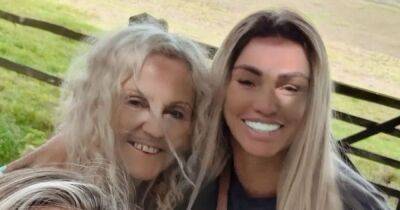 Katie Price beams during 'lovely weekend' spent with terminally ill mum Amy and sister Sophie - www.ok.co.uk