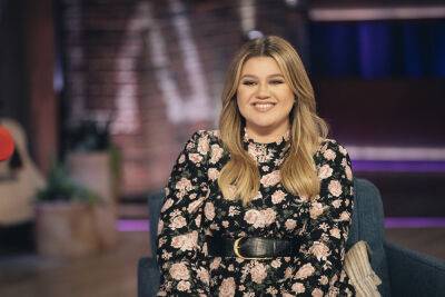 Elton John - Kelly Clarkson - Reba Macentire - Tim Macgraw - Kelly Clarkson Covers A Classic Elton John Hit, Chats With ‘1883’ Star Faith Hill Who Swore She Would ‘Never’ Act Again - etcanada.com