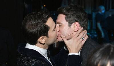 Jonathan Groff - Skylar Astin - Jonathan Groff & Skylar Astin Shared a Backstage Kiss at the Tonys! (Photos) - justjared.com - New York