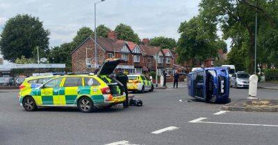 Car flips onto side at busy roundabout in south Manchester - manchestereveningnews.co.uk - Manchester - city Media