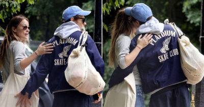 Olivia Wilde - Howard Stern - Bethan Roberts - Harry Wilde - Loved-up Harry Styles kisses girlfriend Olivia Wilde goodbye as couple part ways - msn.com - Britain - Manchester