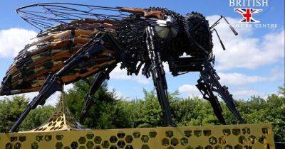 The Manchester Bee made of guns and knives with a powerful message - manchestereveningnews.co.uk - Britain - Centre - county Denton - city Kent - county Bee