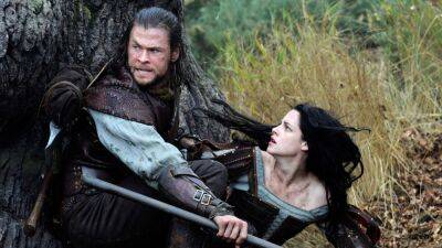 Chris Hemsworth - Kristen Stewart - Catherine Hardwicke - Kristen Stewart Punched Chris Hemsworth in the Face While Filming Snow White and the Huntsman - glamour.com