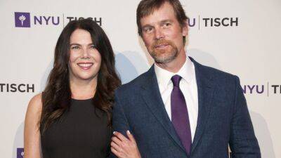 Lauren Graham - Peter Krause - 'Parenthood' Co-Stars Lauren Graham and Peter Krause Split After More Than 10 Years Together - etonline.com - Hollywood - Canada - city Vancouver, Canada