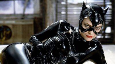 Michelle Pfeiffer - Tim Burton - Selina Kyle - Michael Keaton - 'Batman Returns': Michelle Pfeiffer on Catwoman's Whip and Dating Michael Keaton Years Earlier (Flashback) - etonline.com - county Harrison - county Ford