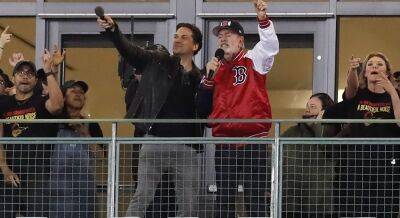 Neil Diamond - Red Sox - Neil Diamond Sings ‘Sweet Caroline’ at Boston Red Sox Game in Rare Post-Retirement Appearance - variety.com - county Caroline - county Marathon