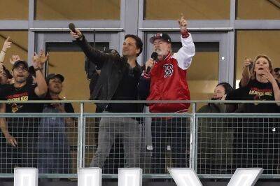 Neil Diamond - Neil Diamond Makes A Rare Public Appearance To Lead ‘Sweet Caroline’ Singalong At Boston Red Sox Game - etcanada.com - Boston
