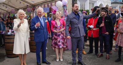 Linda Carter - prince Charles - Camilla - Jack Branning - Mick Carter - queen Vic - Charles Princecharles - Martin Fowler - Frankie Lewis - Eastenders - EastEnders' Mick Carter introduces Charles and Camilla to Walford residents in Jubilee special - ok.co.uk - county Ross - county Harvey - city Trinidad