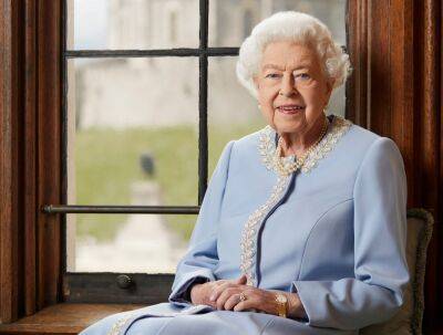 Angela Kelly - Windsor Castle - Elizabeth Ii II (Ii) - Buckingham Palace Unveils New Portrait Of The Queen To Mark Platinum Jubilee - etcanada.com