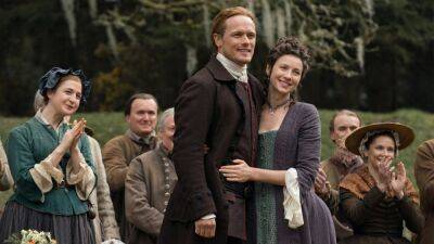 Sam Heughan - Richard Rankin - Caitriona Balfe - 'Outlander' Cast Shares a Behind-the-Scenes Look at 'Mega-Sized' Season 7 -- Watch! - etonline.com - Scotland