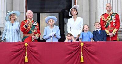 Meghan Markle - duchess Kate - prince Charles - prince Louis - princess Charlotte - Prince Harry - duchess Camilla - Elizabeth Ii Queenelizabeth (Ii) - Williams - Nick Bullen - Royal Family Joins Queen Elizabeth II on Balcony at Jubilee Without Prince Harry and Meghan Markle: Photos - usmagazine.com - Britain - Victoria