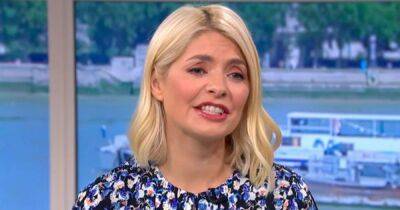 Holly Willoughby - Tom Selleck - ITV This Morning's Holly Willoughby looks adorable in throwback snap with lookalike dad and sister - manchestereveningnews.co.uk