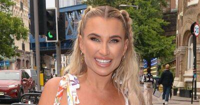 Sam Faiers - Billie Faiers - Billie Faiers proudly flaunts baby bump in crop top as sister Sam brings newborn Edward on day out - ok.co.uk